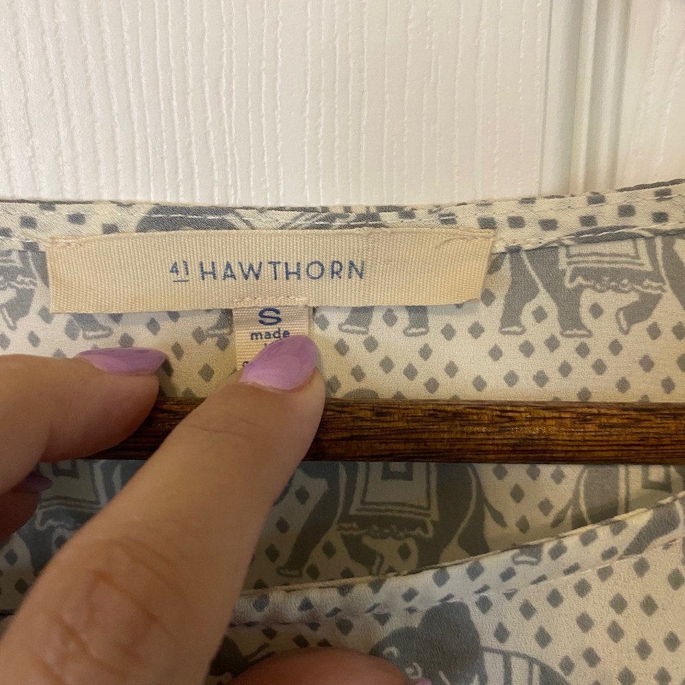 41 Hawthorn Gray White Elephant Print Roll Tab Sleeve Blouse Small - Picture 2 of 5